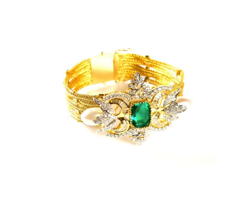 Emerald-cut Columbian Emerald Bracelet, with white pearls and diamonds, 18k yellow gold