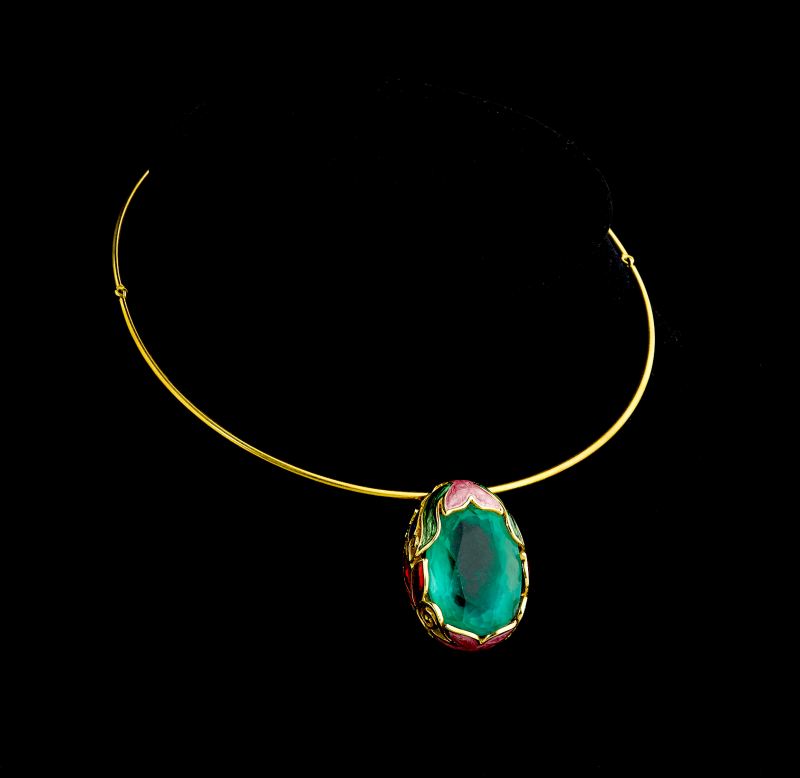 Oval-cut Green Emerald Floral Pendant with Necklace, 18k yellow gold