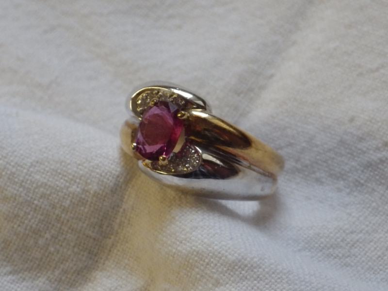 Oval Ruby and Diamond Ring, 18k yellow gold