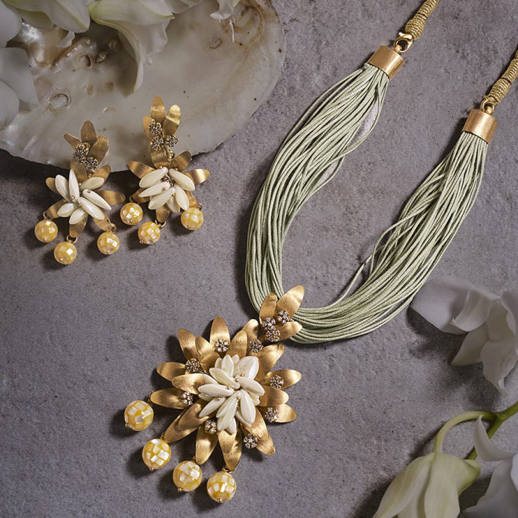 Royal Heritage Gold Necklace Bridal Necklace Set with Kundan