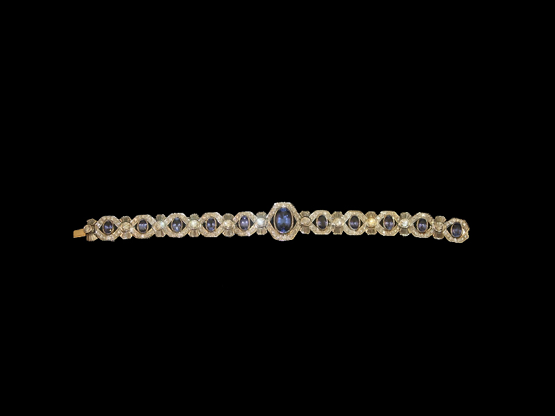 Tanzanite Oval Bracelet with diamonds, 18k yellow gold