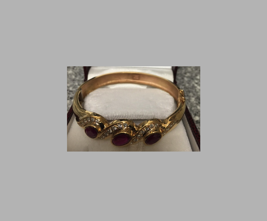 Three stone oval-cut ruby bracelet with Diamonds, 18k yellow gold