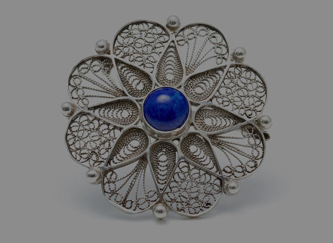 Brilliant-cut Lapis Lazuli Antique Flower Brooch, 18k white gold