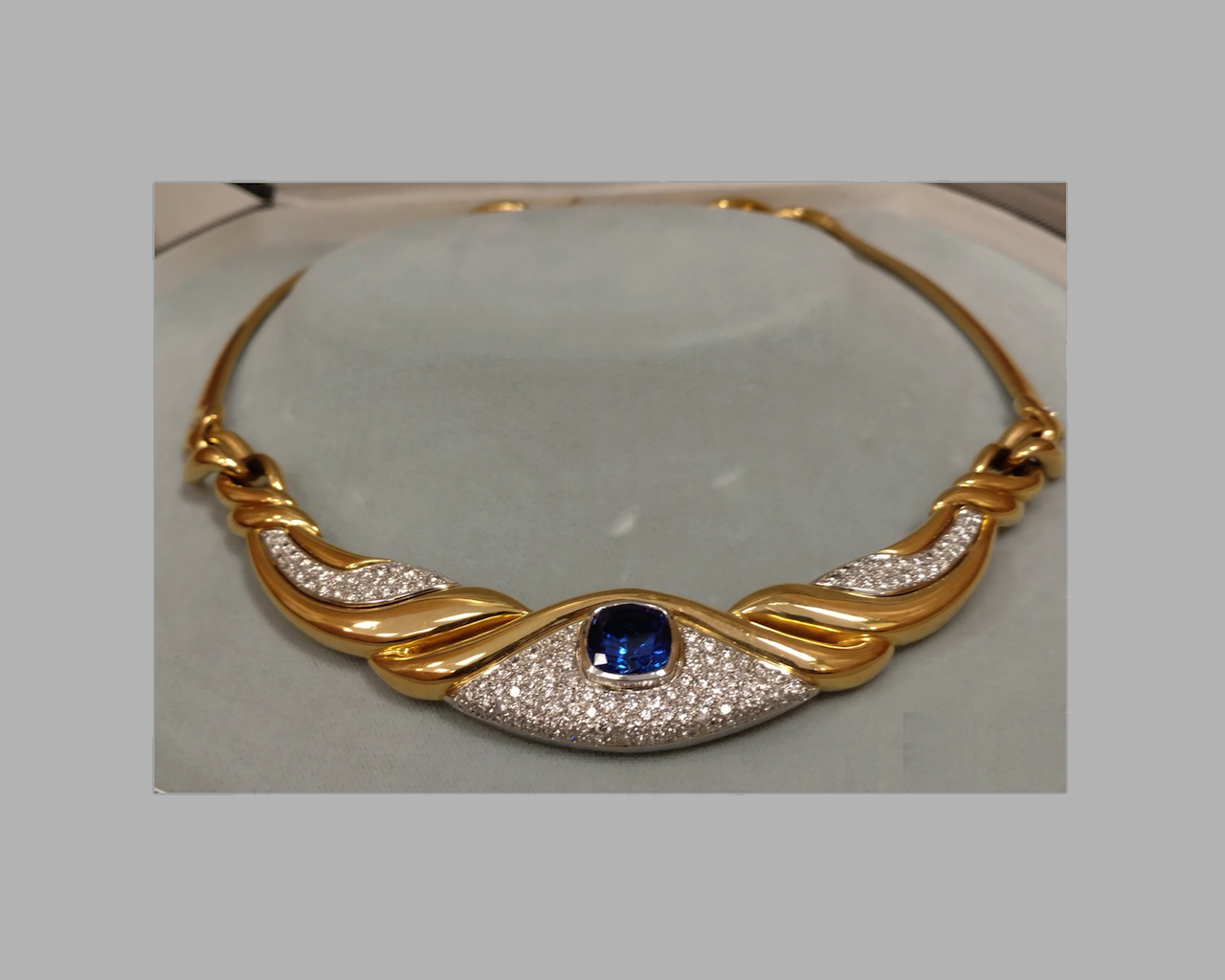 Cushion-cut Blue Sapphire and Diamond Necklace, 18k yellow gold