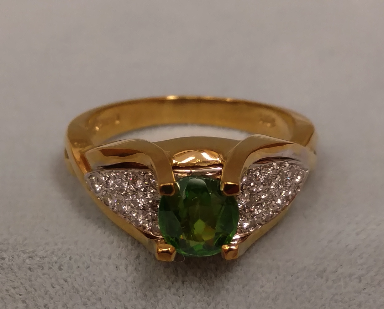 Oval-cut Green Emerald and Diamond Ring, 18k yellow gold