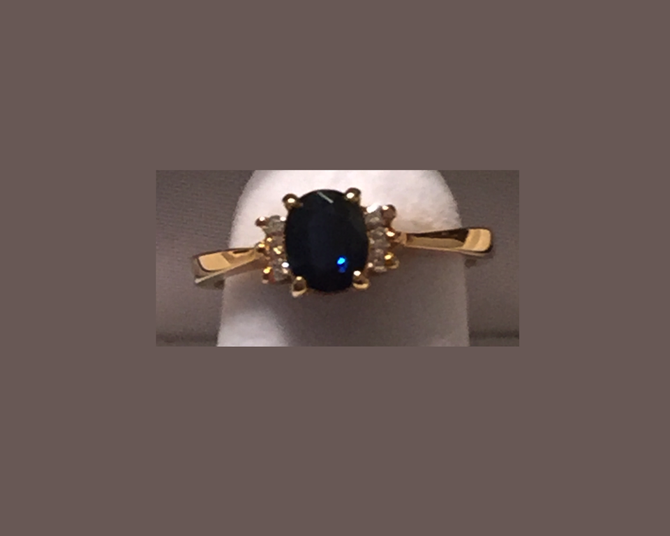 Oval-cut Sapphire and Diamond Ring, 18k yellow gold