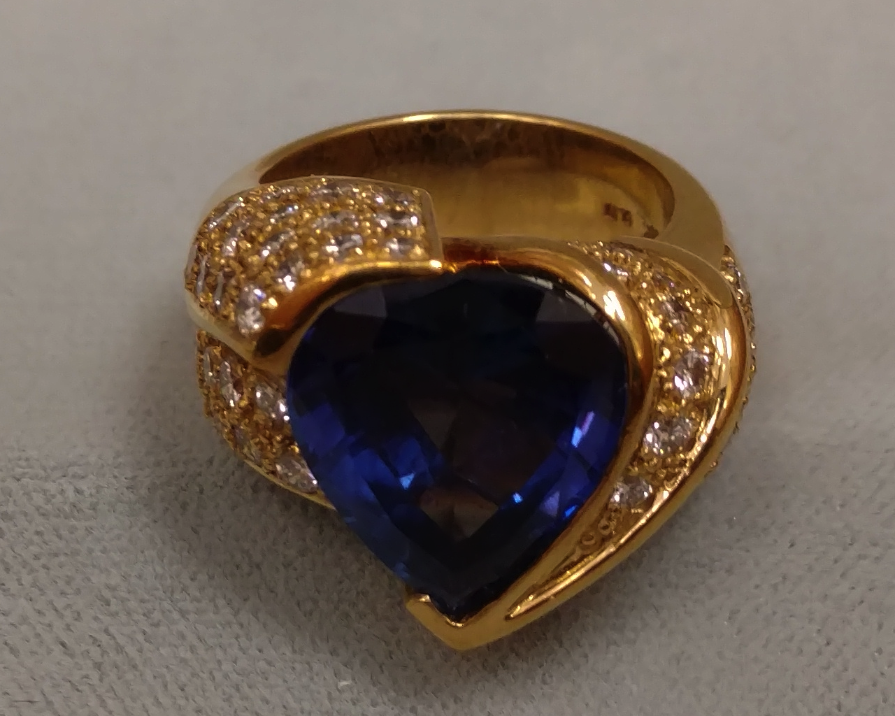 Pear-cut Blue Sapphire and White Diamond Ring, 18k yellow gold