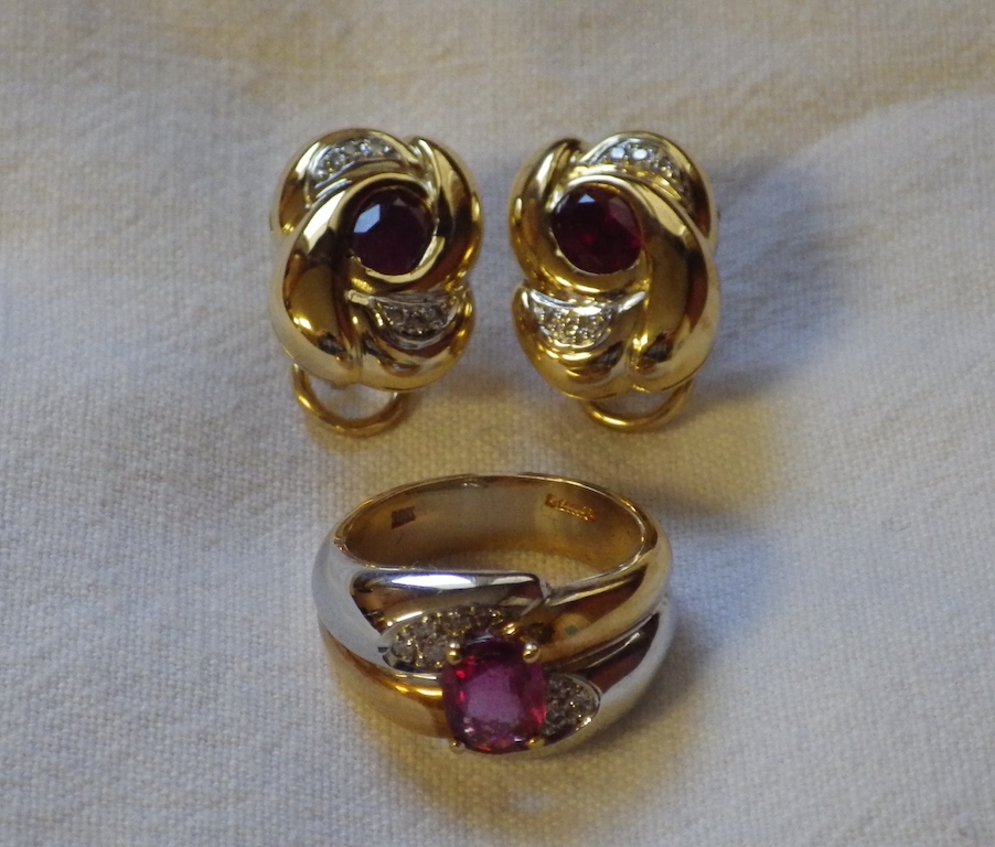 Oval-cut Ruby and Diamond Earring and Ring Set, 18k yellow gold